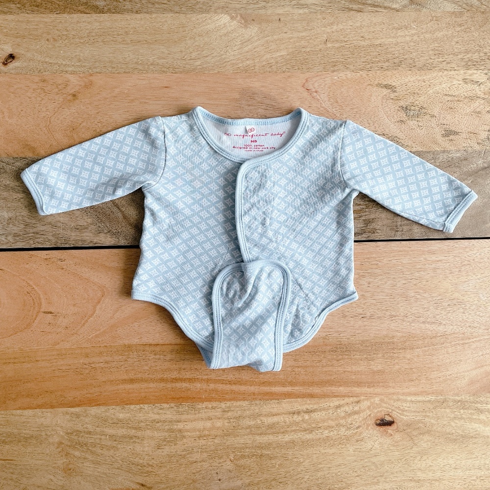 $2  Magnificent Baby Magnetic bodysuit NB unisex